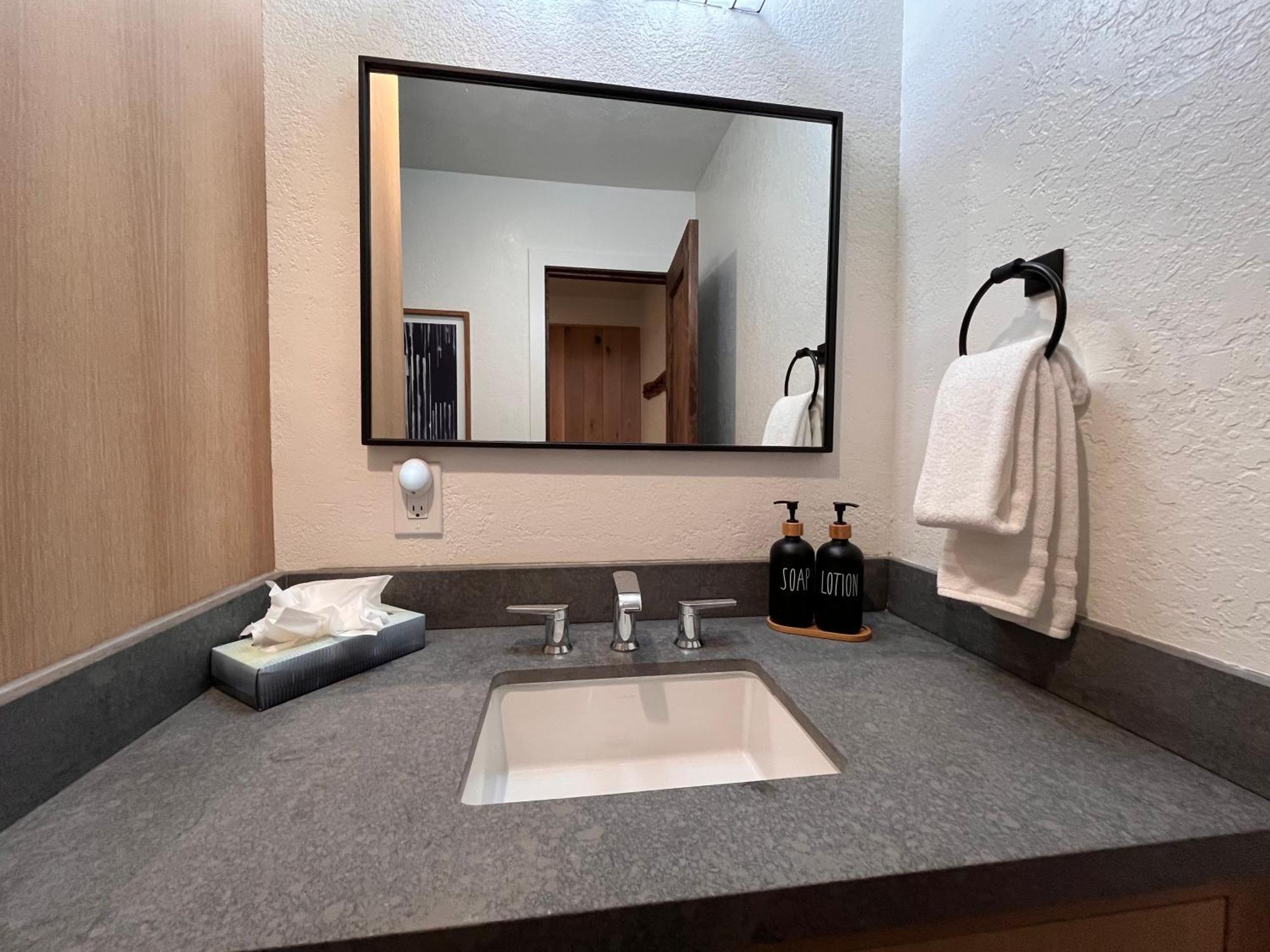 Tastefully Remodeled Condo At Mammoth Ski & Racquet Club, Hot Tub, Garage, 10 Min Walk To Ski Lifts Μαμούθ Λέικς Εξωτερικό φωτογραφία